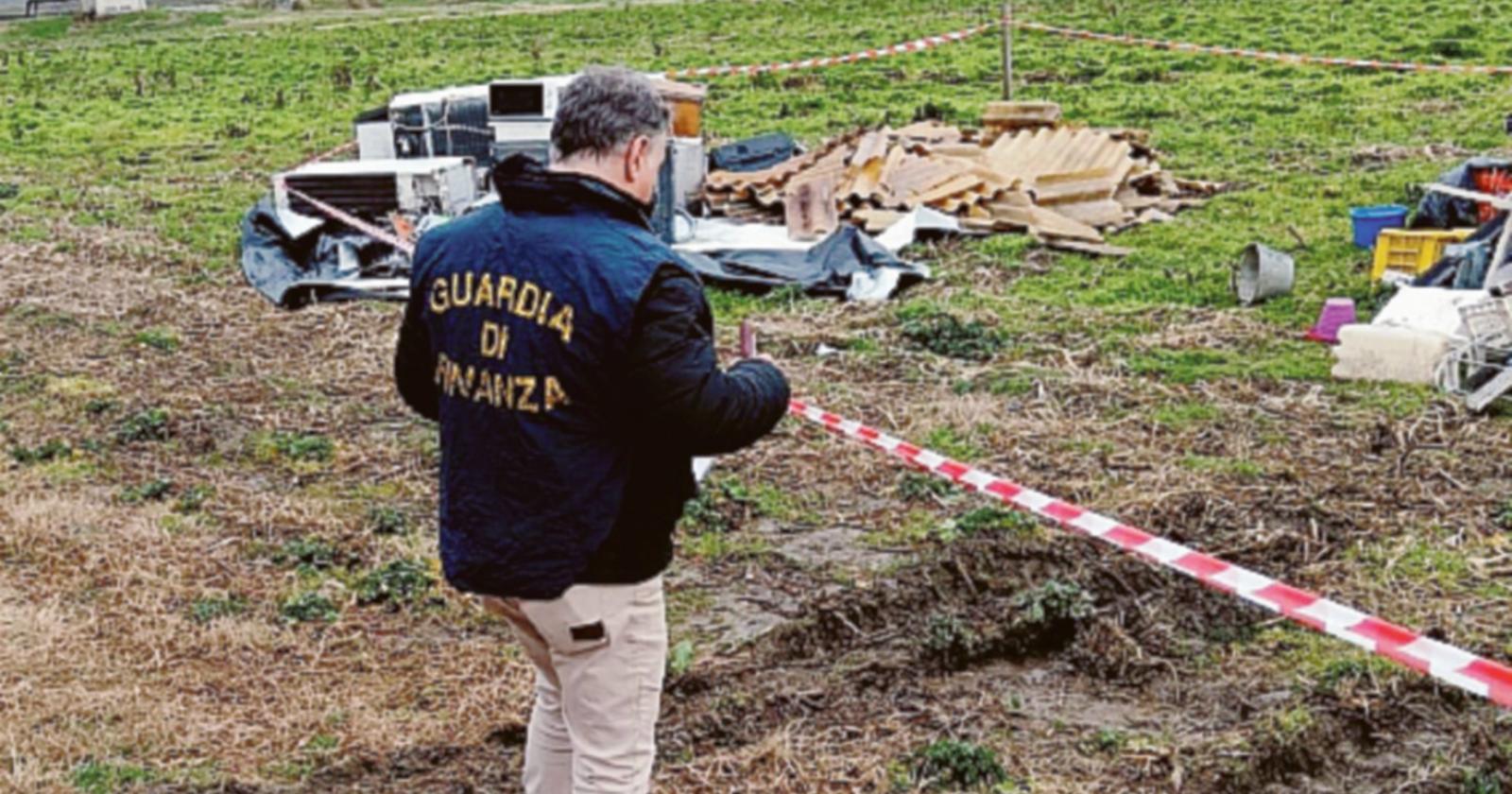 Una discarica abusiva da seimila chili avvistata dall’elicottero e segnalata