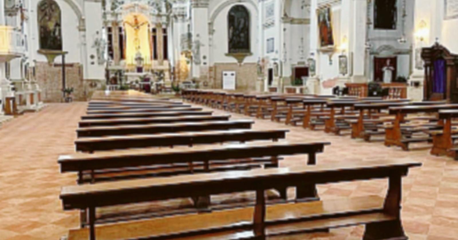 Sono tornate tutte le panche: la chiesa adesso può riaprire