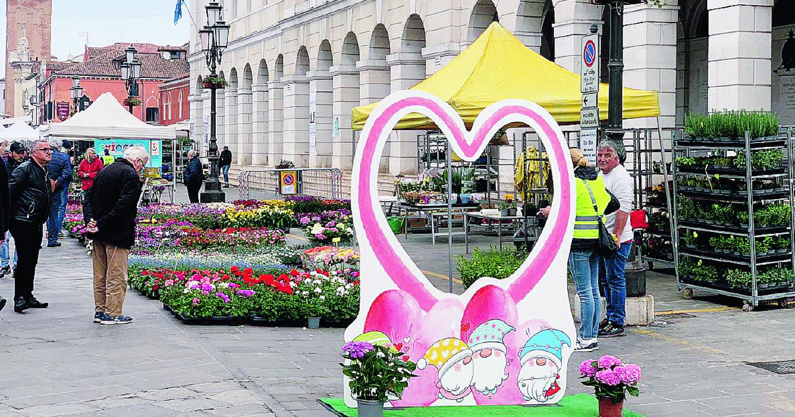I fiori invadono il centro città