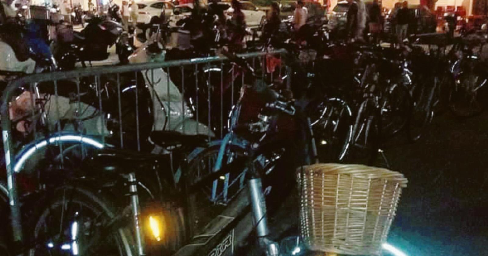 Moto e auto ignorano divieti