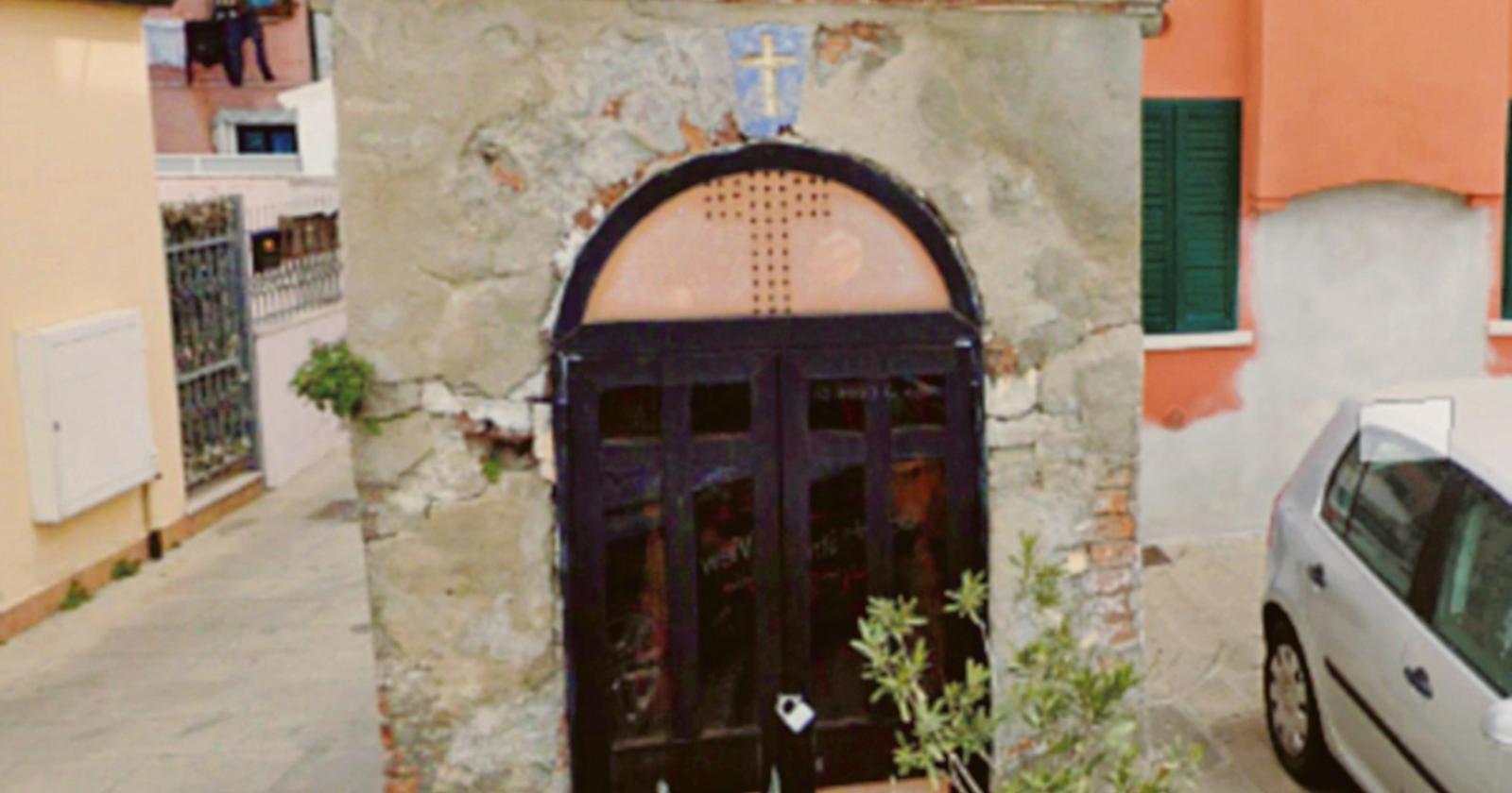Vicino il restauro dei capitelli