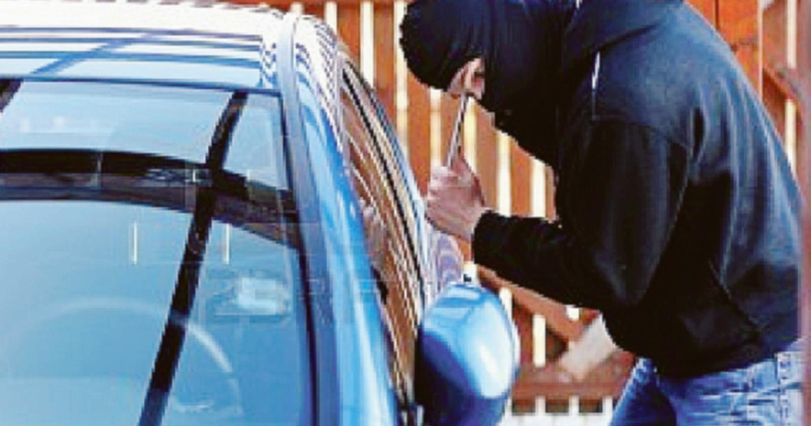 Spaccate alle auto rabbia e danni ingenti