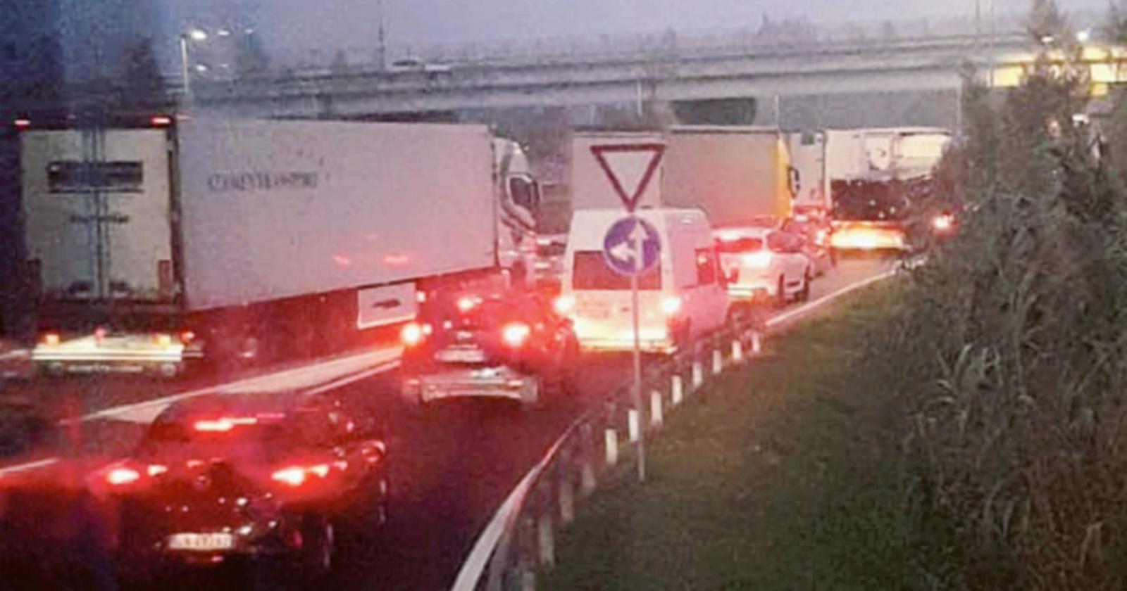 Tre ore in coda per l’incendio al tir