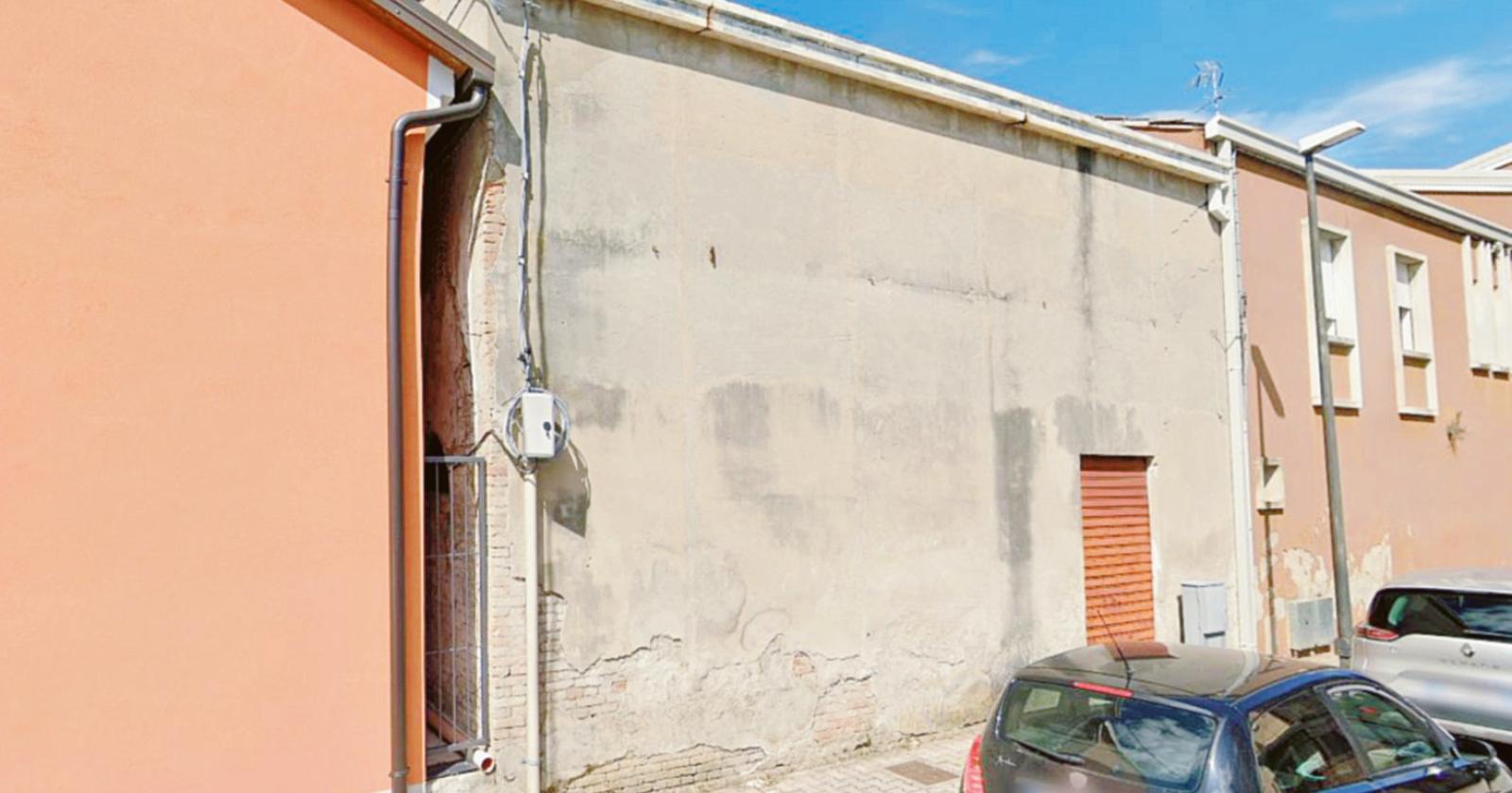Cade a pezzi, arriva l’ordinanza
