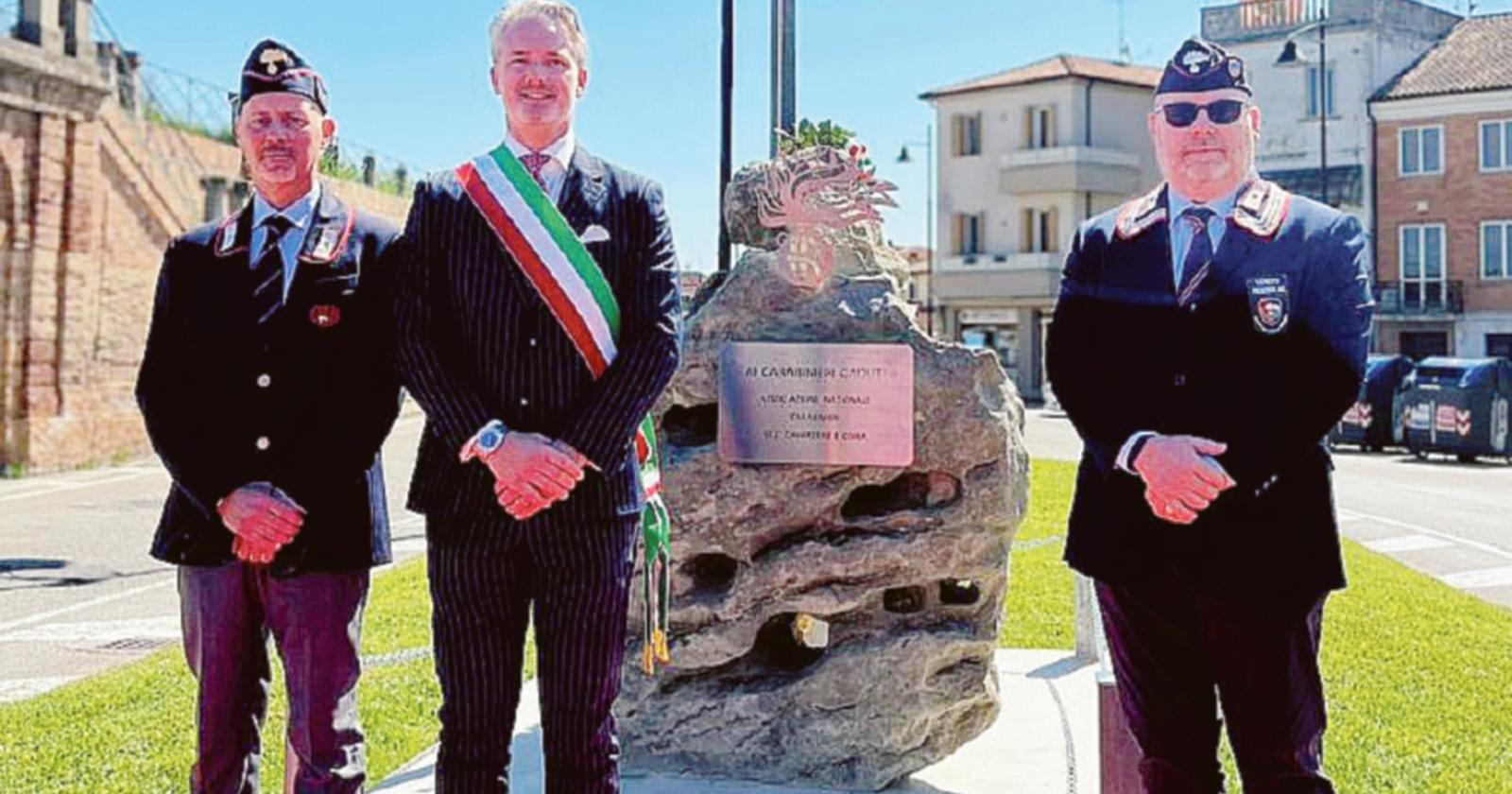Omaggio di pietra ai carabinieri caduti
