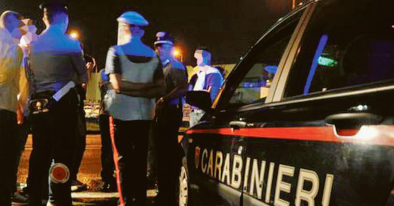 Ubriachi in centro si lanciano sedie