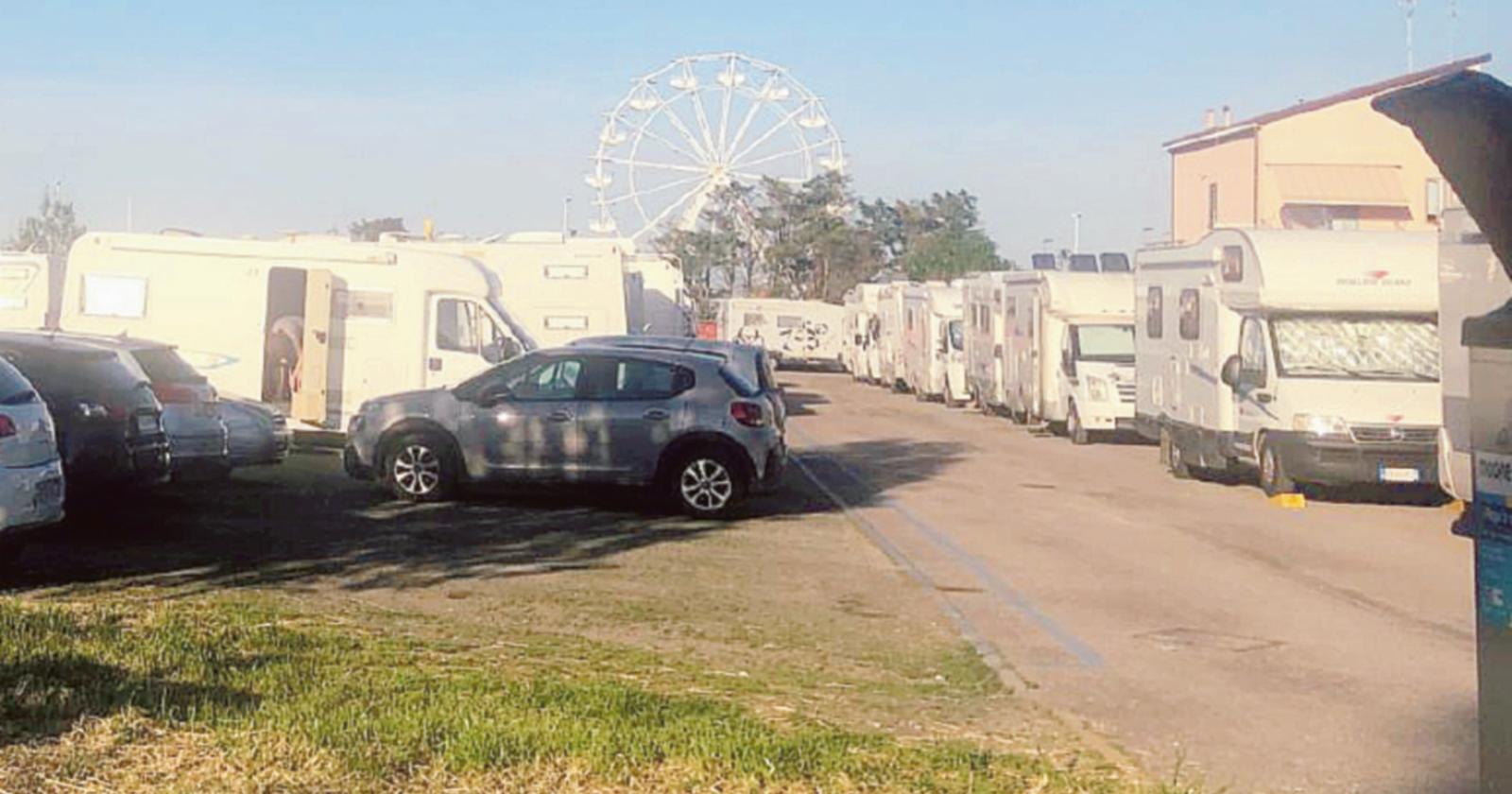 Il parcheggio dell’arena sotto scacco dai camper
