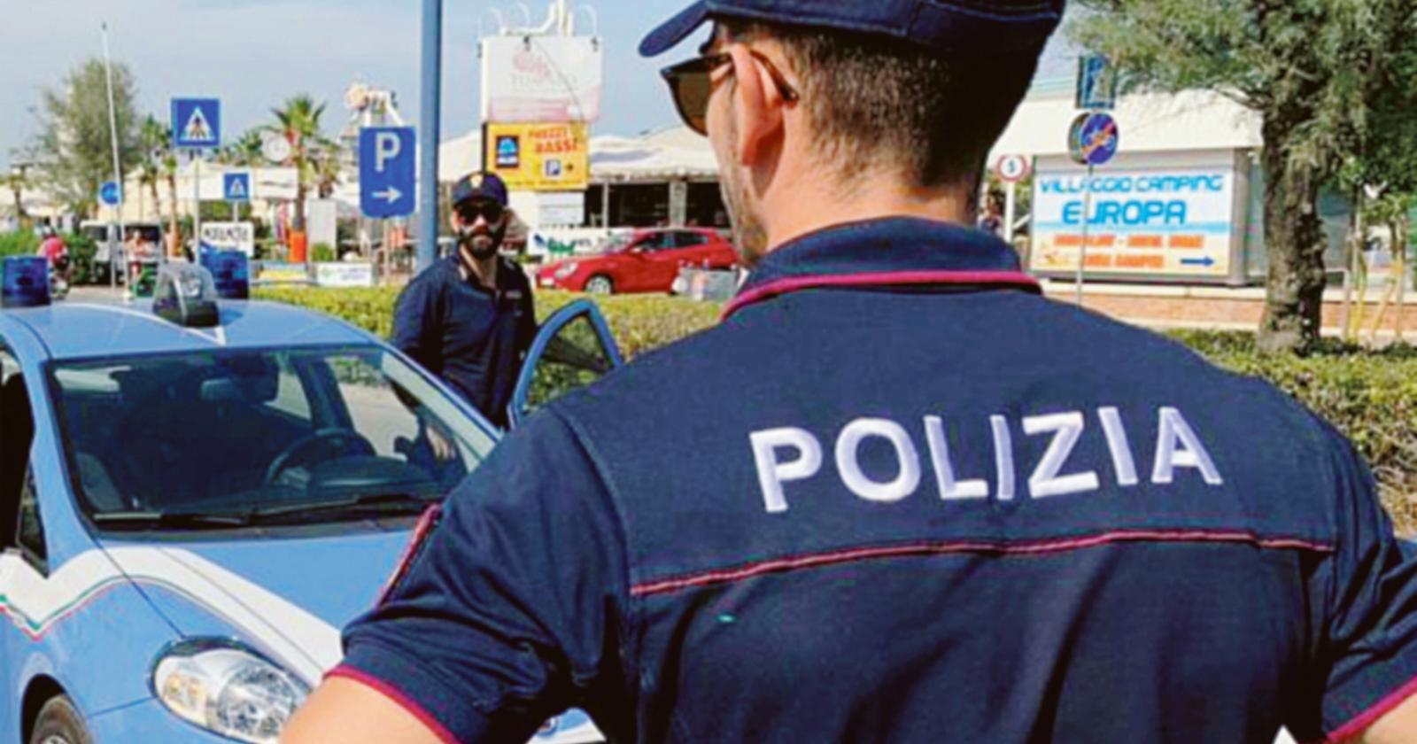 In stato confusionale, semina il panico e poi aggredisce i poliziotti