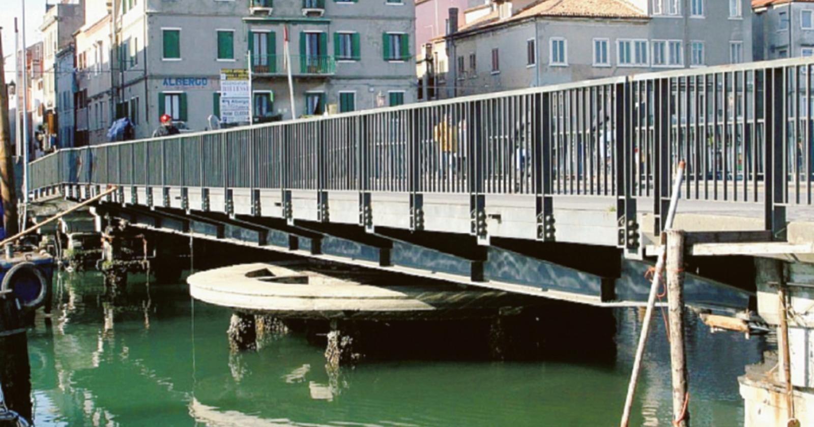 Ponte girevole “dei grattacapi” cancellata l’apertura delle 14