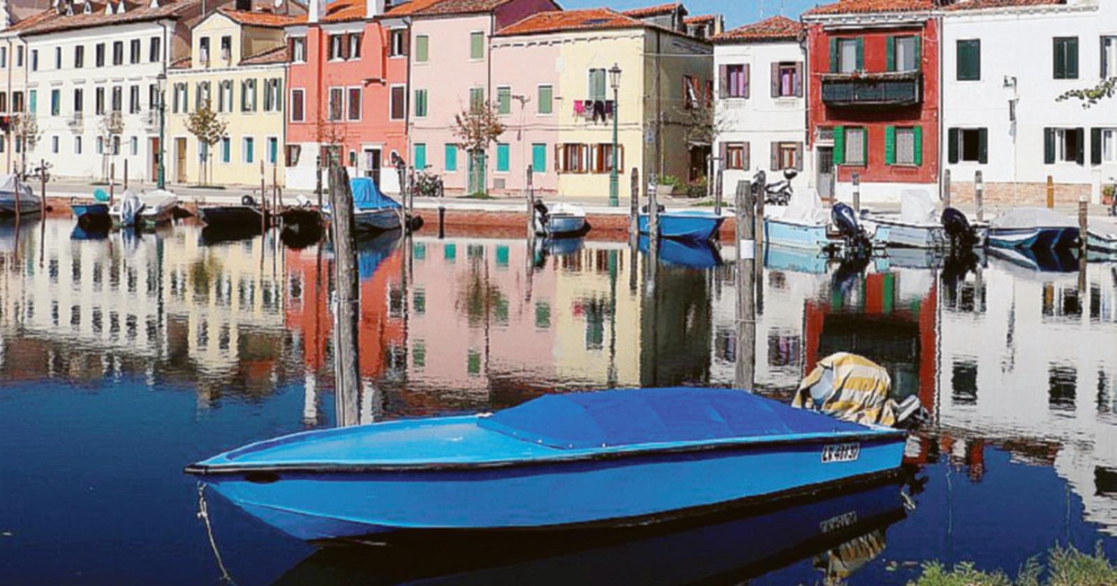 Cade dal barchino, che continua a girare impazzito