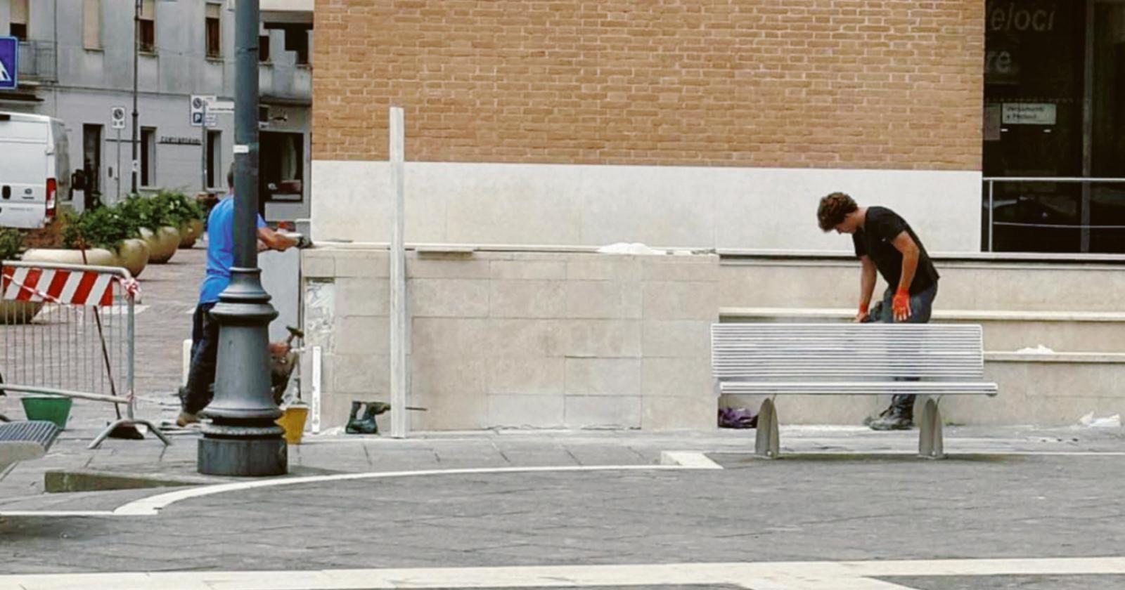 “La fontana non è un parco giochi”