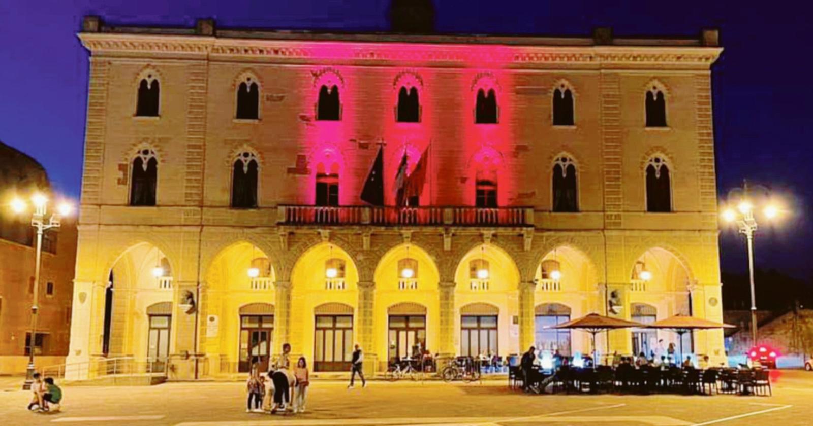 Cancro al seno, il Comune si tinge di rosa