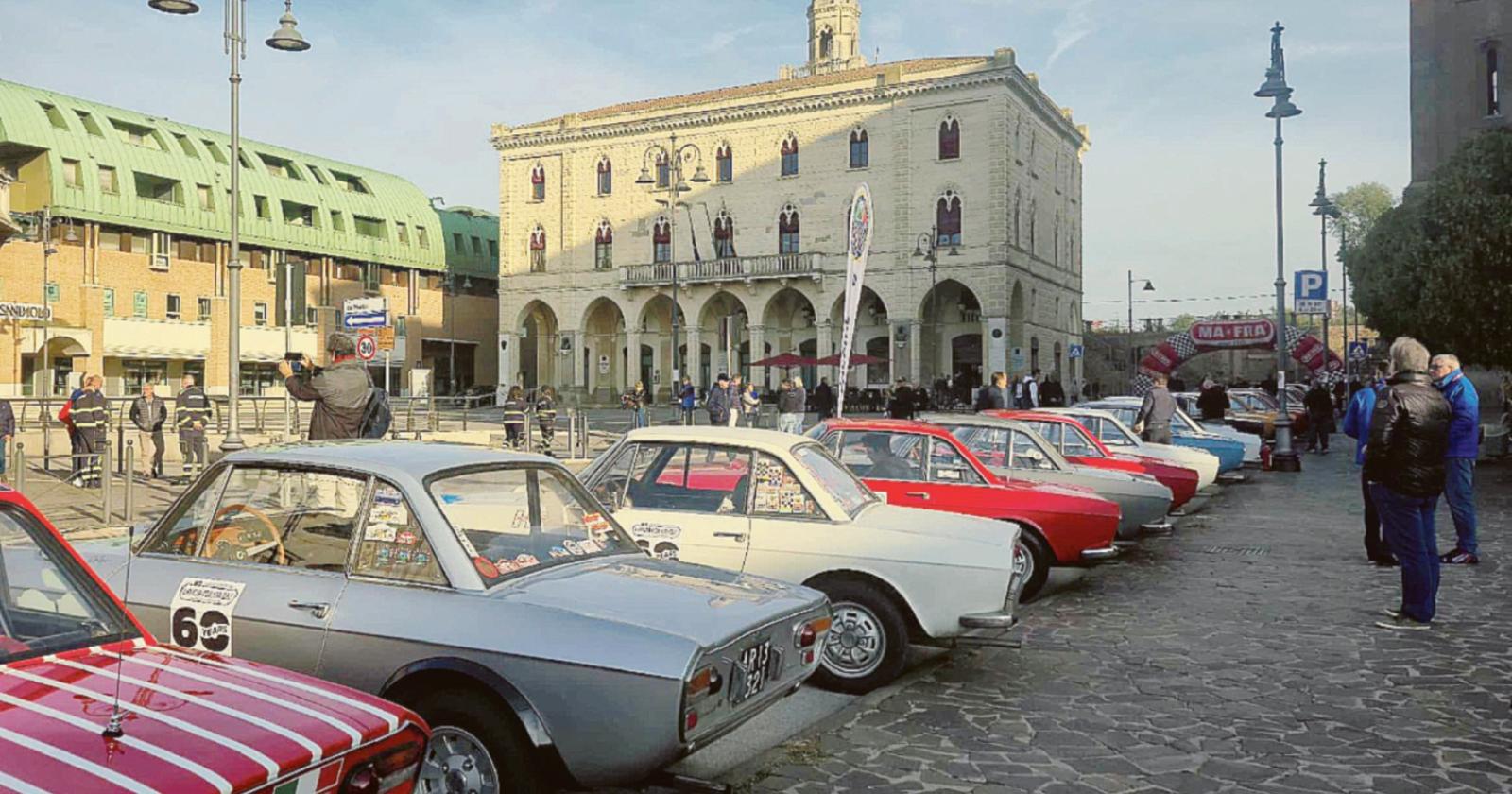 Il rombo delle Lancia Fulvia riempie la piazza