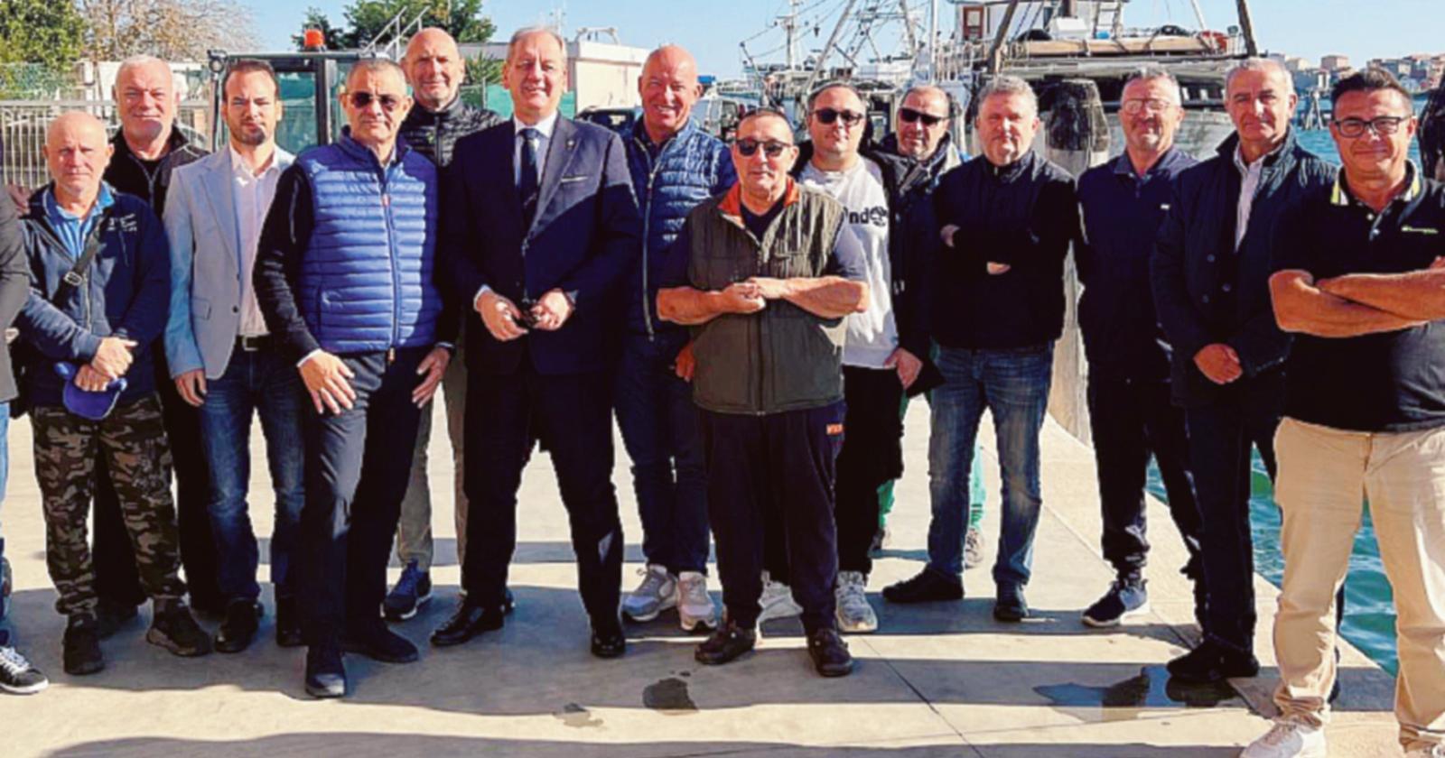I pescatori davanti a La Pietra