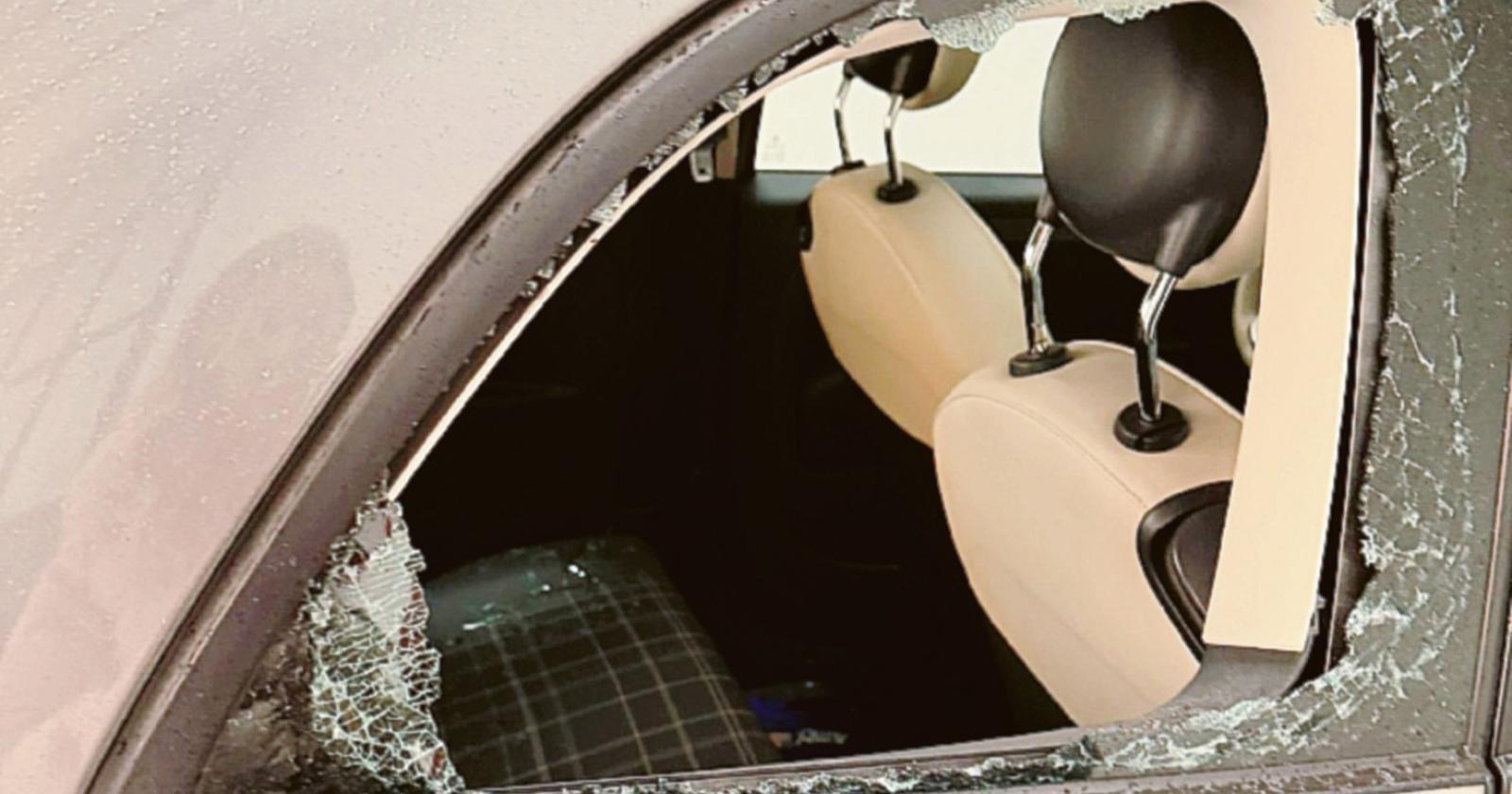 Sfondato il finestrino dell’auto