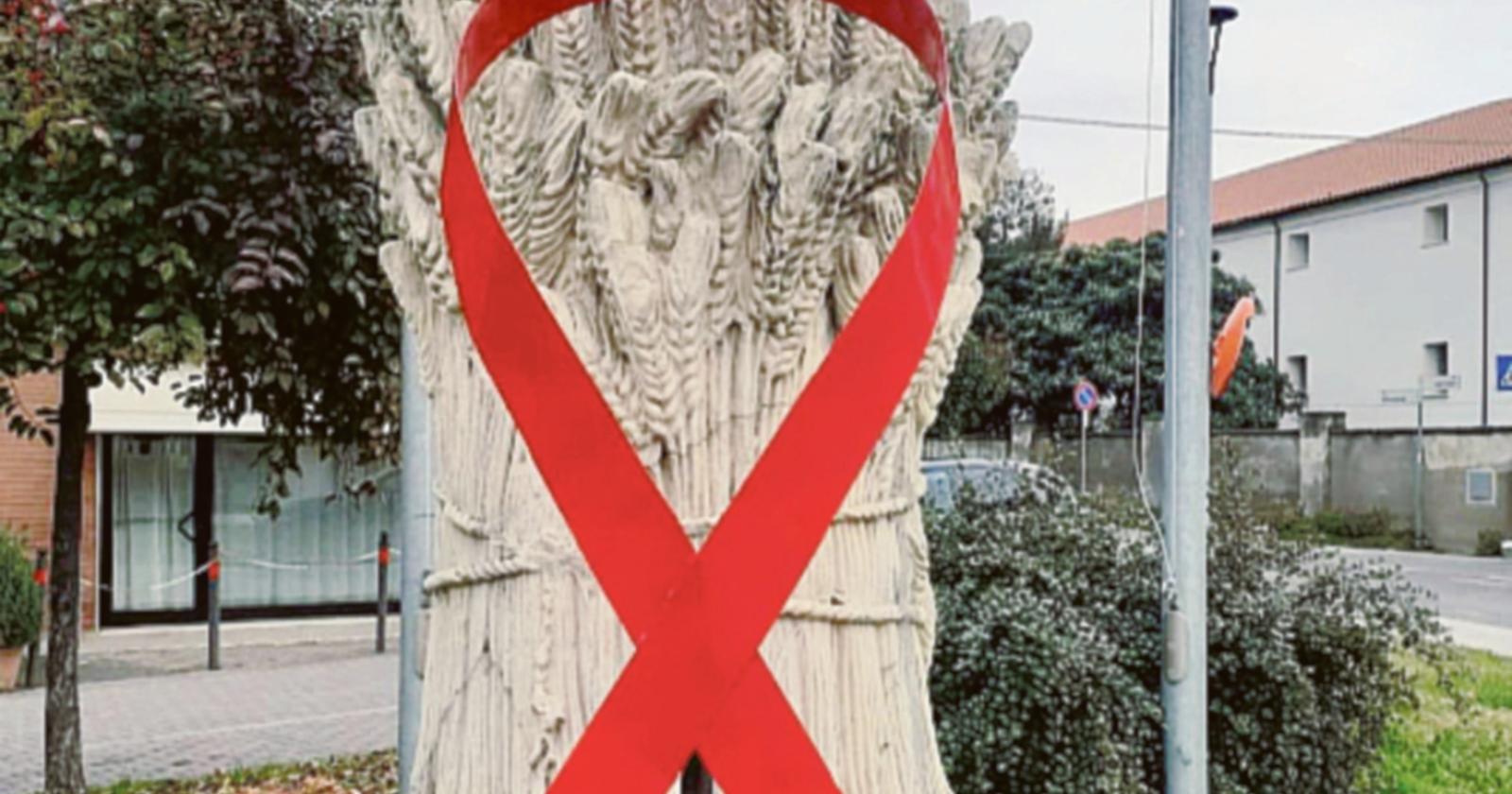 La piazza del Municipio illuminata di rosso contro la violenza sulle donne