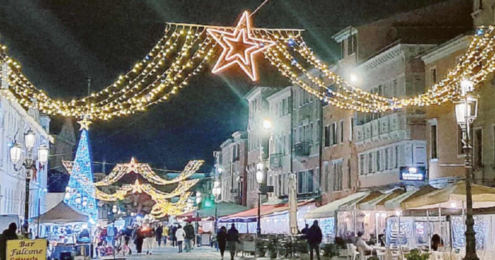 Luci di Natale, torna il mercatino