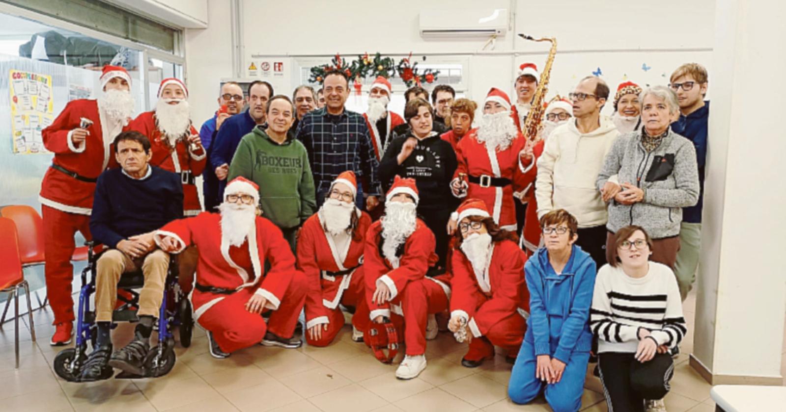 I volontari mettono il costume rosso e portano i regali nelle case di riposo