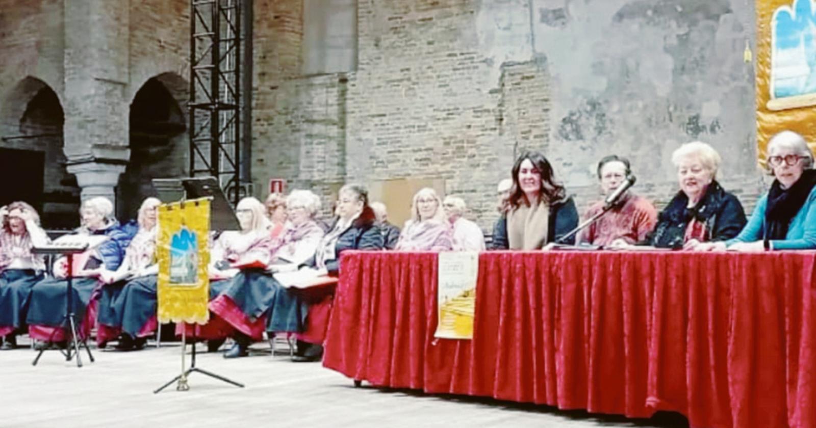 La poesia riempie la sala