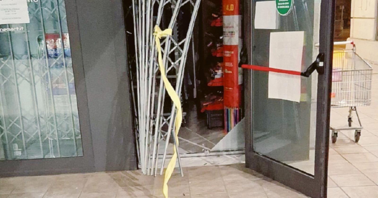 Inferriata divelta: ladri al negozio