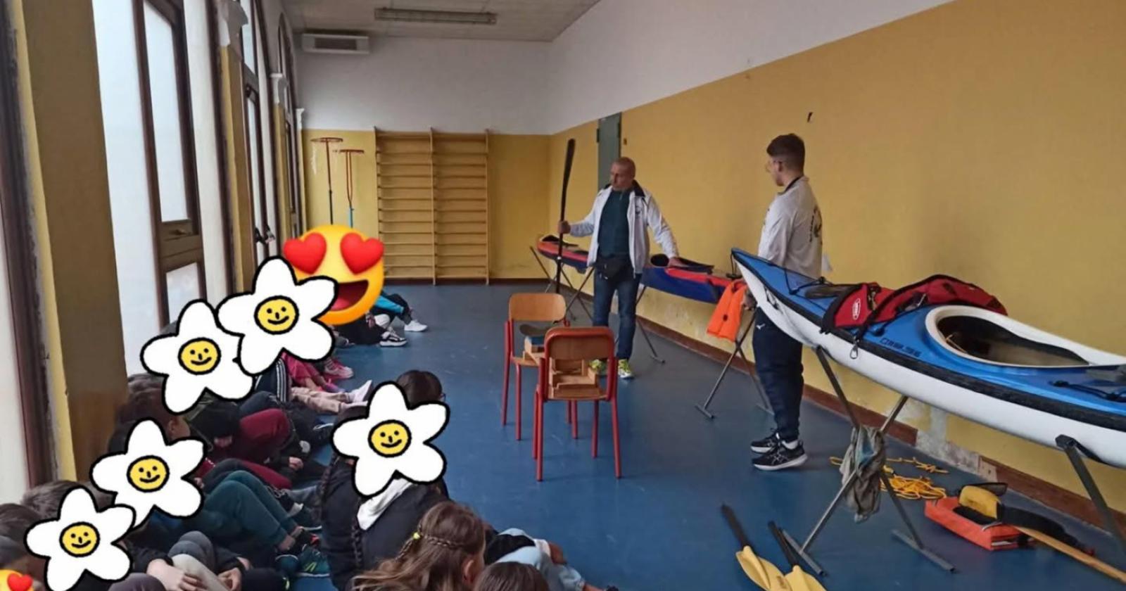 Il kayak approda in aula