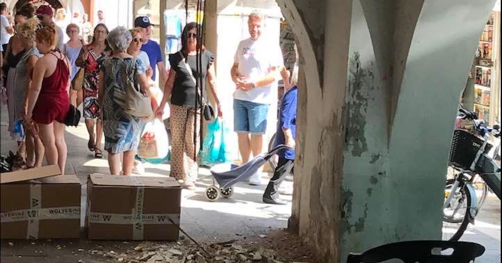 Intonaco cade sotto i portici, paura in centro