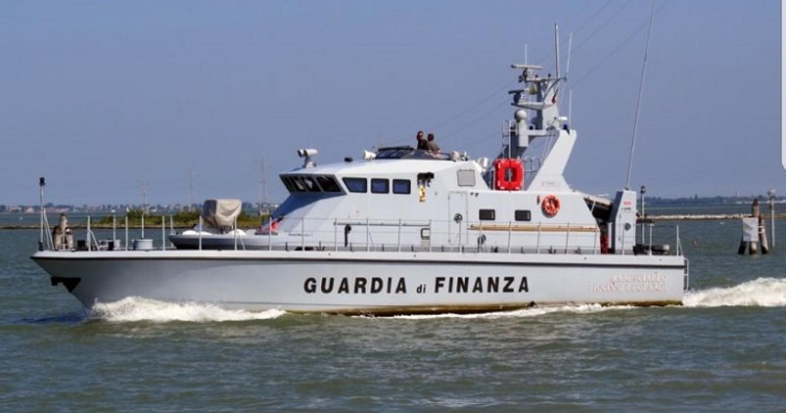 Motoscafo imbarca acqua, arriva la Guardia di finanza
