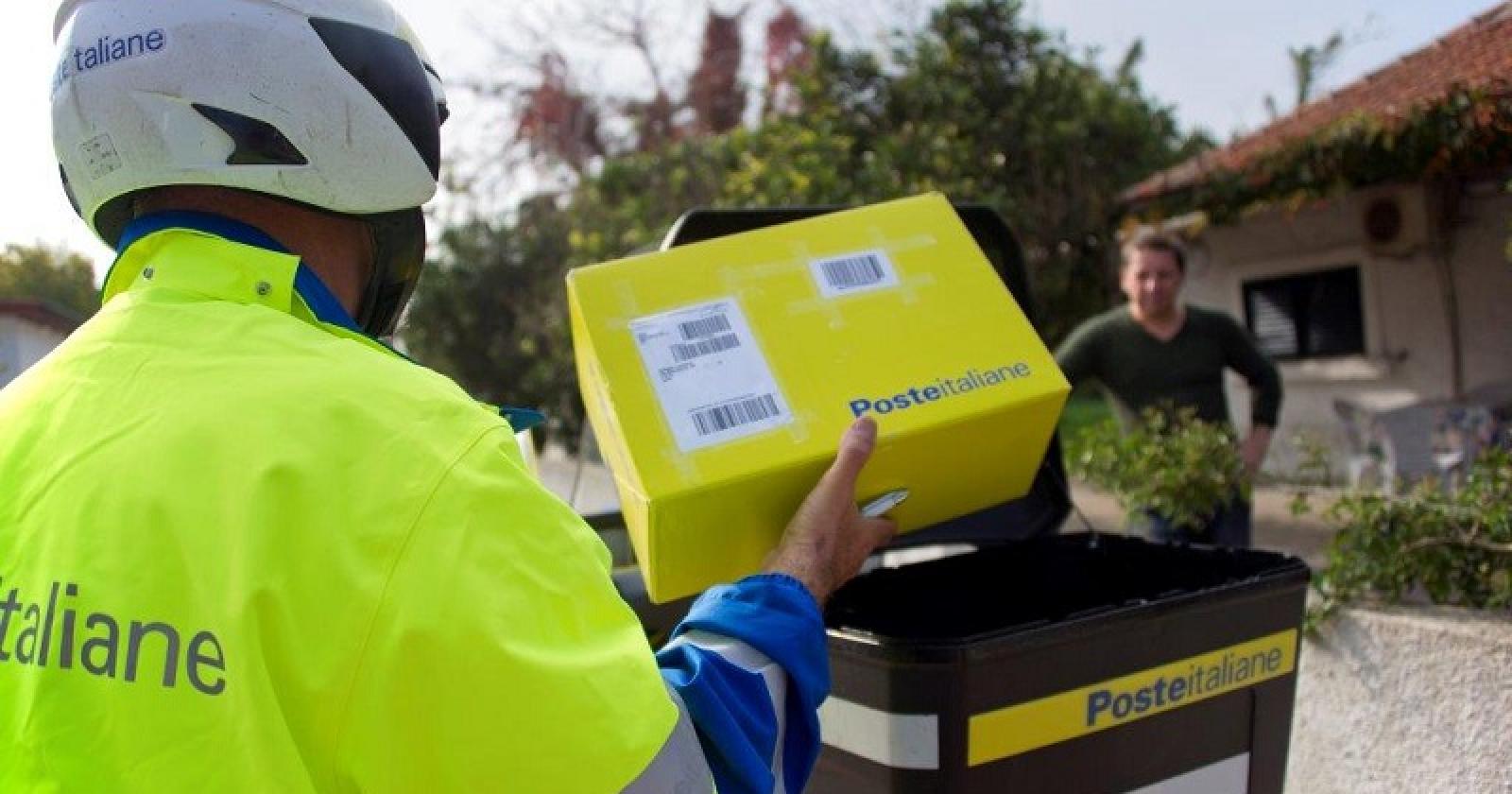 I pacchi di Natale arrivano con i portalettere