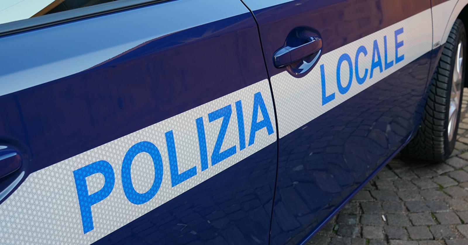 Microcamera, auricolare nascosto e due telefoni: smascherato a Mestre durante l’esame di guida