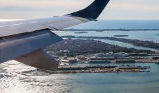 Voli sempre pi&ugrave; cari: esplode il peso dei supplementi e dei servizi extra