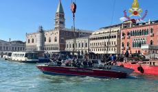 Scontro in Bacino di San Marco: il motoscafo recuperato dai vigili del fuoco