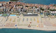 I turisti crescono ma restano meno