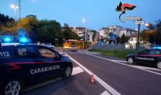 Lite tra coinquilini degenera in un inseguimento in strada con accoltellamento