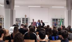 A scuola un dispenser per le &ldquo;emergenze&rdquo;