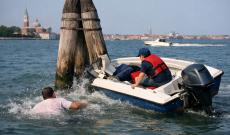 Centra la briccola col barchino, 50enne finisce in laguna