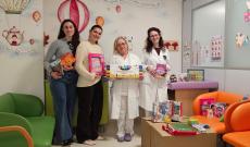 Giochi e giocattoli ai bambini della Pediatria