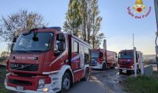 Incendio di sterpaglie: Vigili del fuoco impegnati su un fronte di fiamma di 50 metri