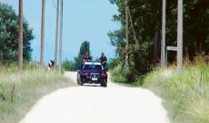 A 3 anni da sola lungo l&rsquo;argine