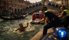 Ubriaco si tuffa nel Canal Grande: salvato e cacciato