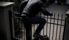 Nel cortile con attrezzi da scasso