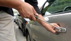 Danni e vandalismi, rubata anche un&rsquo;auto