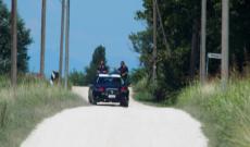 A 3 anni da sola lungo l&rsquo;argine