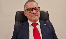 Fuori dalla mensa i bimbi morosi