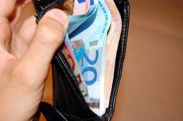 Badante trova portafogli con oltre mille euro e lo restituisce