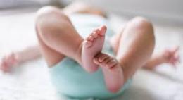 Neonata gettata nel cassonetto, è morta