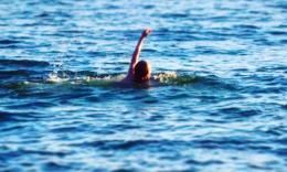 Anziano si addormenta sul materassino, si sveglia in mezzo al mare