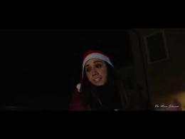 Una coreografia nella città addobbata a festa