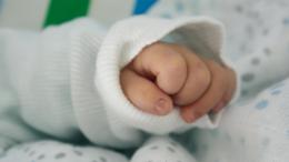 Getta la figlia dal balcone prima di buttarsi anche lui
