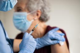 Quarta dose per gli over 80, anche nella farmacia sotto casa