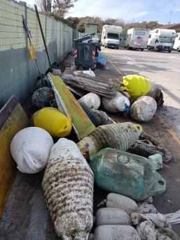 I bimbi ripuliscono la spiaggia, c'è futuro!